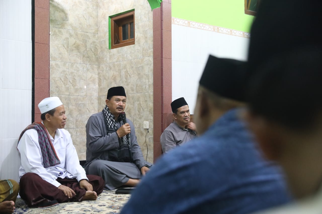 Foto 6 dari 10: Isya Berjamaah di Musala Baitul Muttaqin, Wali Kota Ajak Masyarakat Sampaikan Aspirasi