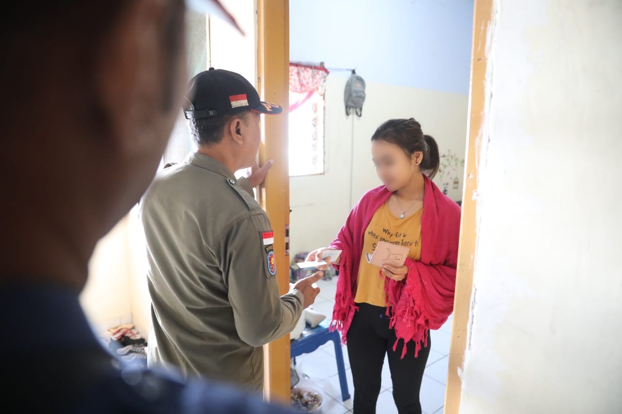 Foto 3 dari 10: Razia Kos-Kosan, Petugas Amankan 4 Pasangan Bukan Suami Istri Dalam Kamar