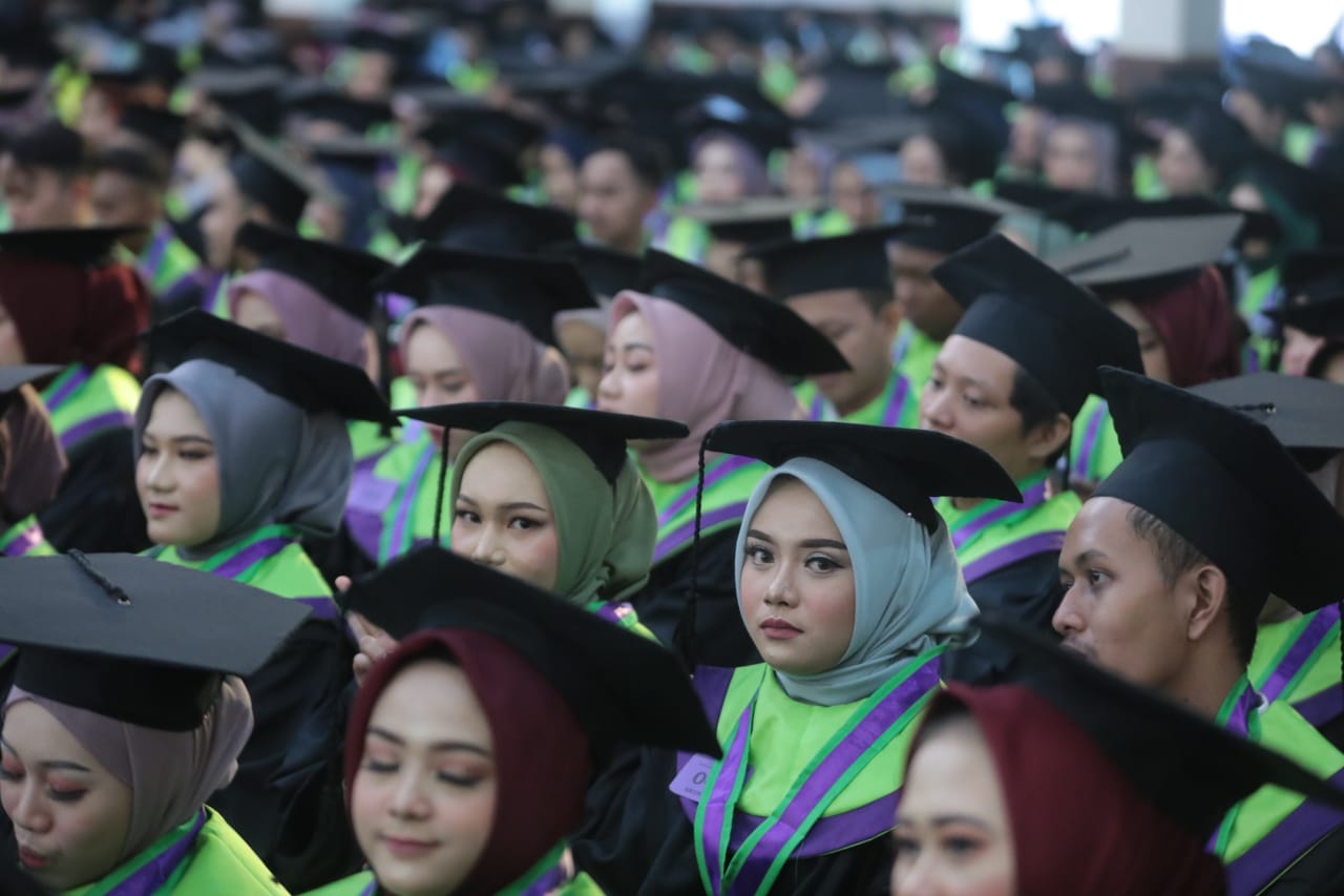 Foto 8 dari 13: Hadiri Wisuda Unipma, Wali Kota Maidi: Wisudawan Agen Perubahan