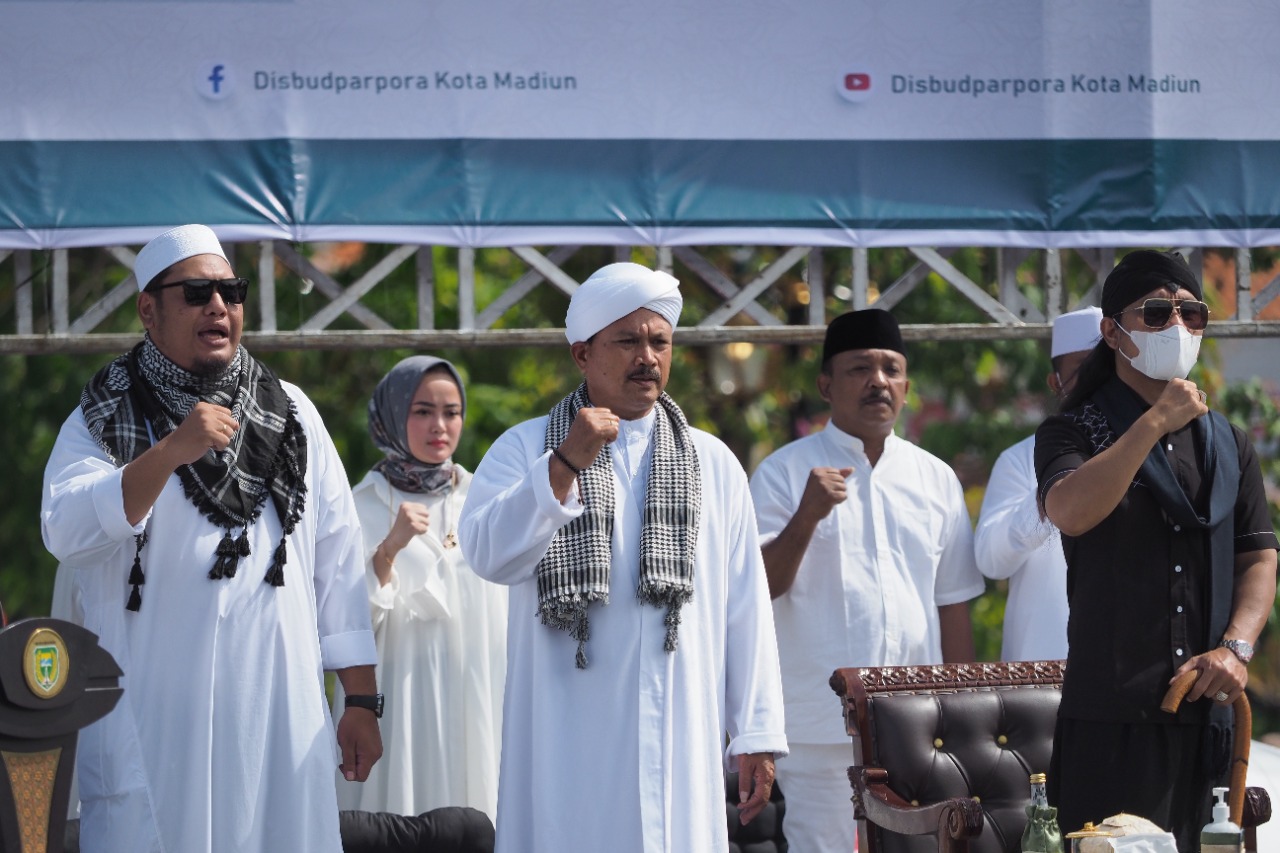 Foto 15 dari 17: Pengajian Akbar Peringatan Hari Santri Berlangsung Meriah, Wali Kota Sampaikan Apresiasi Kepada Jamaah