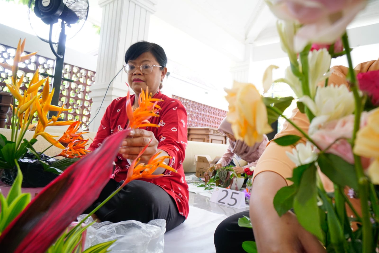 Foto 5 dari 11: Adu Keterampilan, Anggota DWP Kota Madiun Ikuti Lomba Merangkai Bunga Kebun
