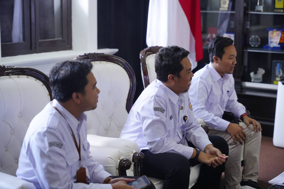 Foto 11 dari 18: Banyak Tamu Ingin Bertemu, Wali Kota Layani Empat Audiensi Sekaligus Secara Bergantian