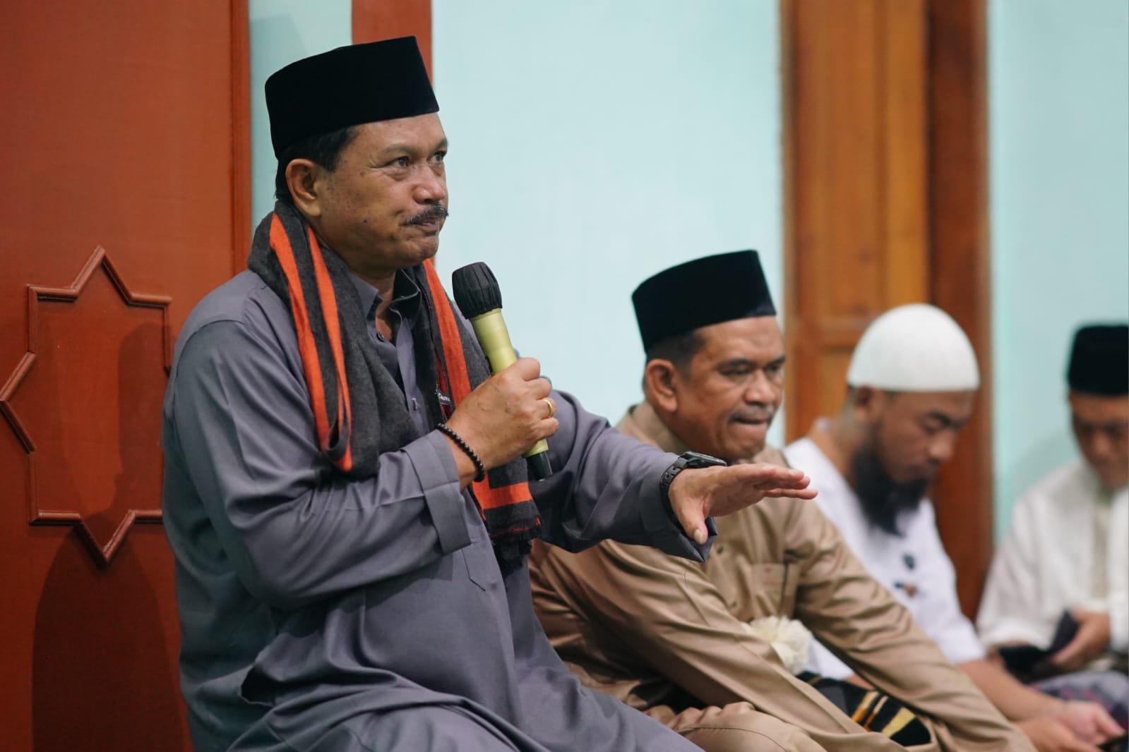 Foto 3 dari 10: Salat Isya di Musala Ar-Rahman, Wali Kota Juga Serap Berbagai Usulan