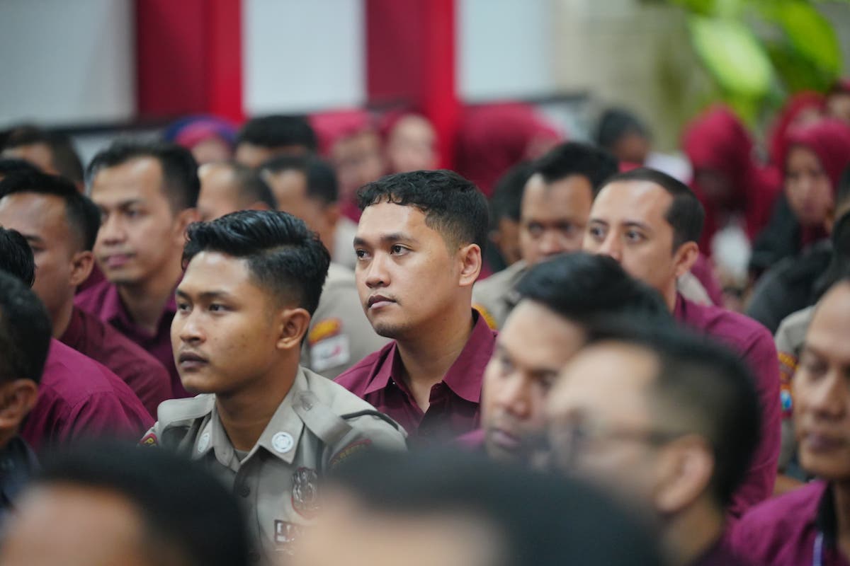 Foto 6 dari 8: Beri Motivasi Karyawan Bank Jatim, Wali Kota: Harus Mengedepankan Hasil Kerja Bukan Jam Kerja