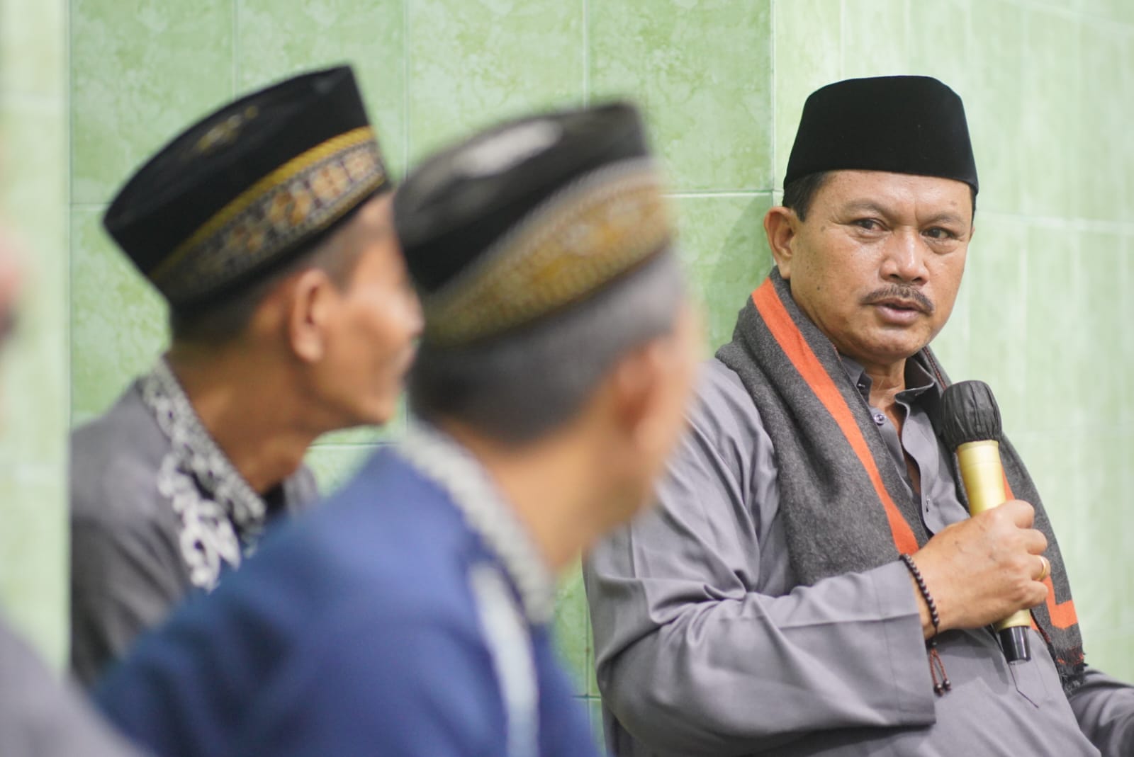 Foto 2 dari 11: Wali Kota Salat Isya di Musala Al Palang, Juga Bersilaturahmi Hingga Salurkan Bantuan