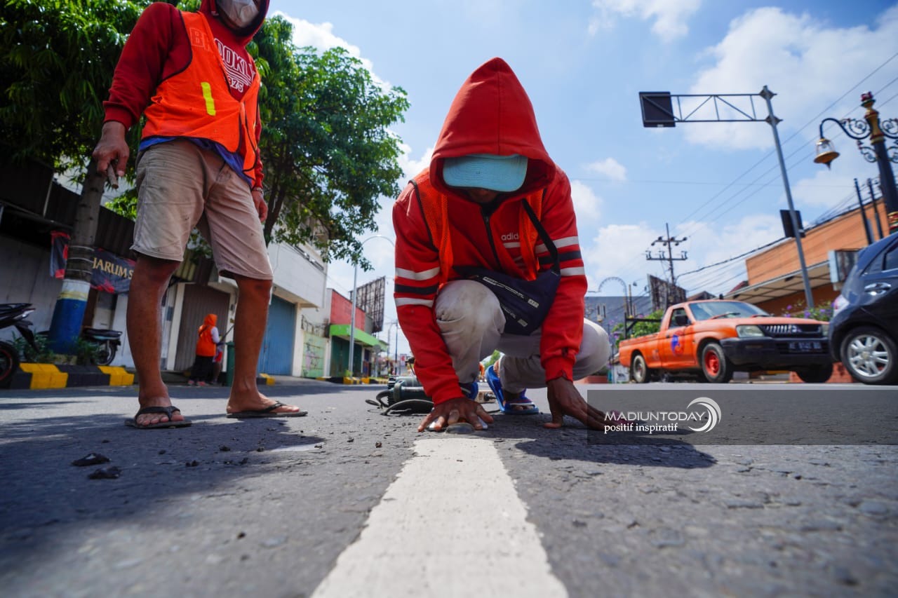 Foto 3 dari 5: Agar Pengendara Makin Waspada, Dishub Tambah Paku Marka