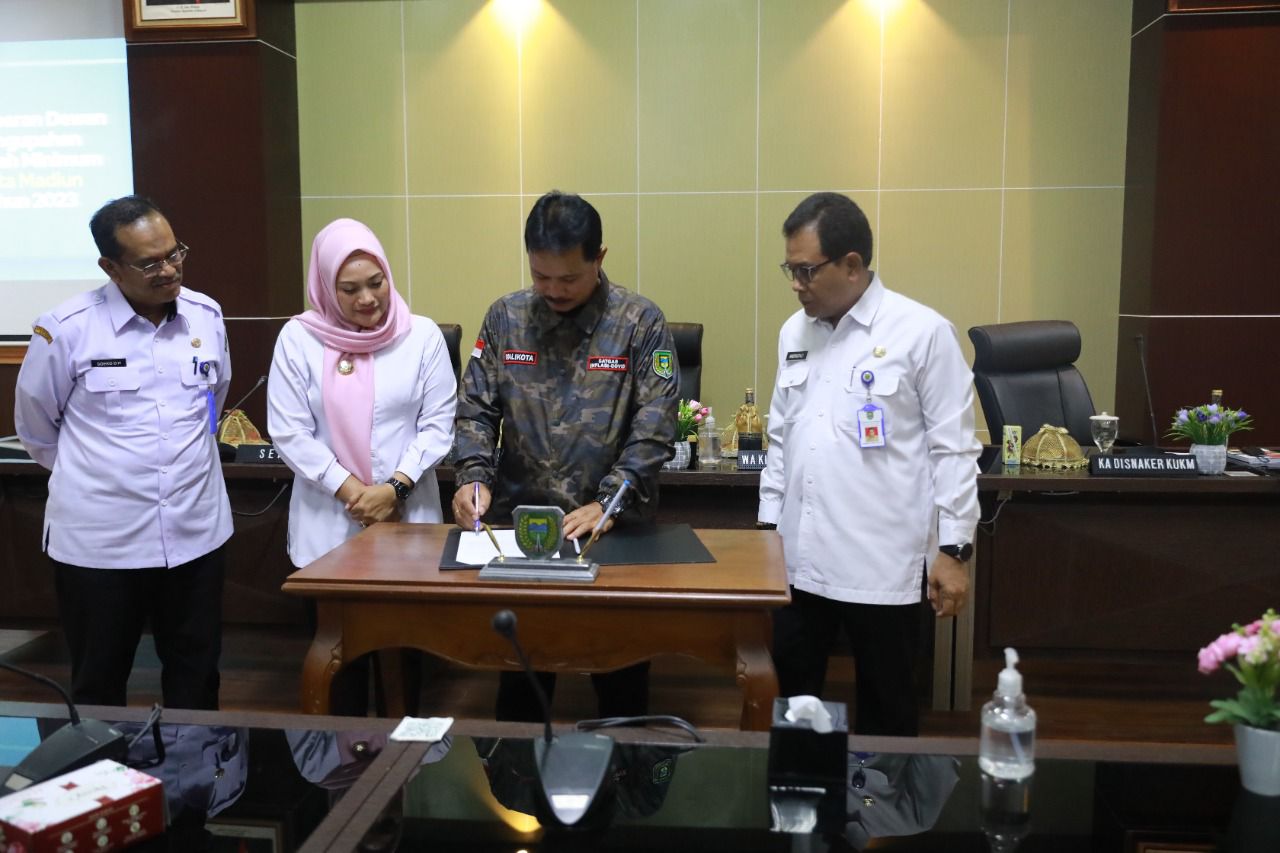 Foto utama berita: Wali Kota Teken Usulan Kenaikan UMK Kota Madiun 2023