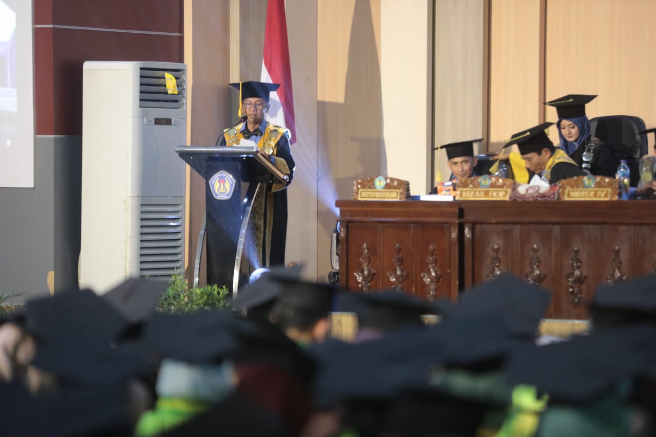 Foto 5 dari 13: Hadiri Wisuda Unipma, Wali Kota Maidi: Wisudawan Agen Perubahan