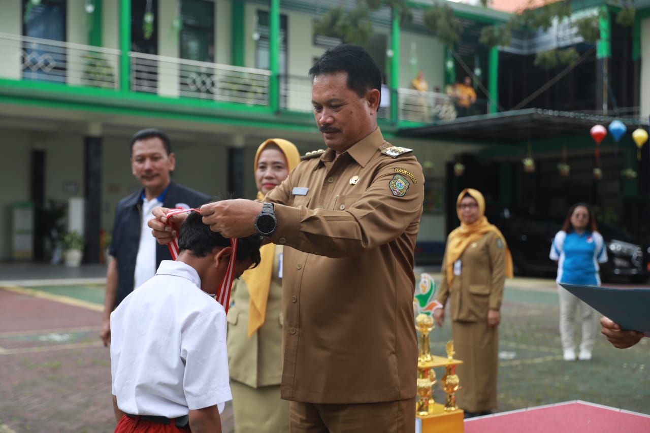 Foto 5 dari 13: Serahkan Medali Kejurkot Petanque 2023, Wali Kota Harap Prestasi Atlet Kota Madiun Terus Meningkat