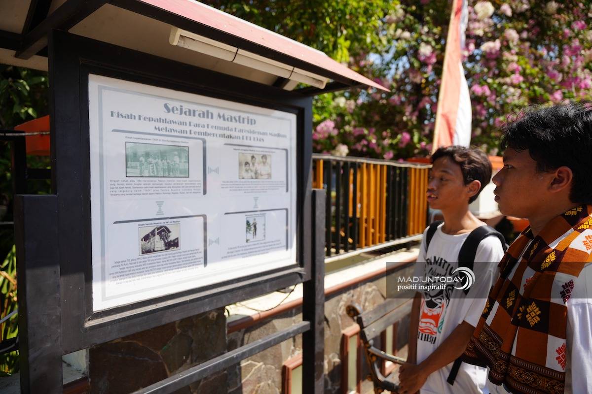 Foto 8 dari 9: Peringati HUT Sekolah, Siswa SMPN 2 Kota Madiun Napak Tilas Ke Tugu Pahlawan