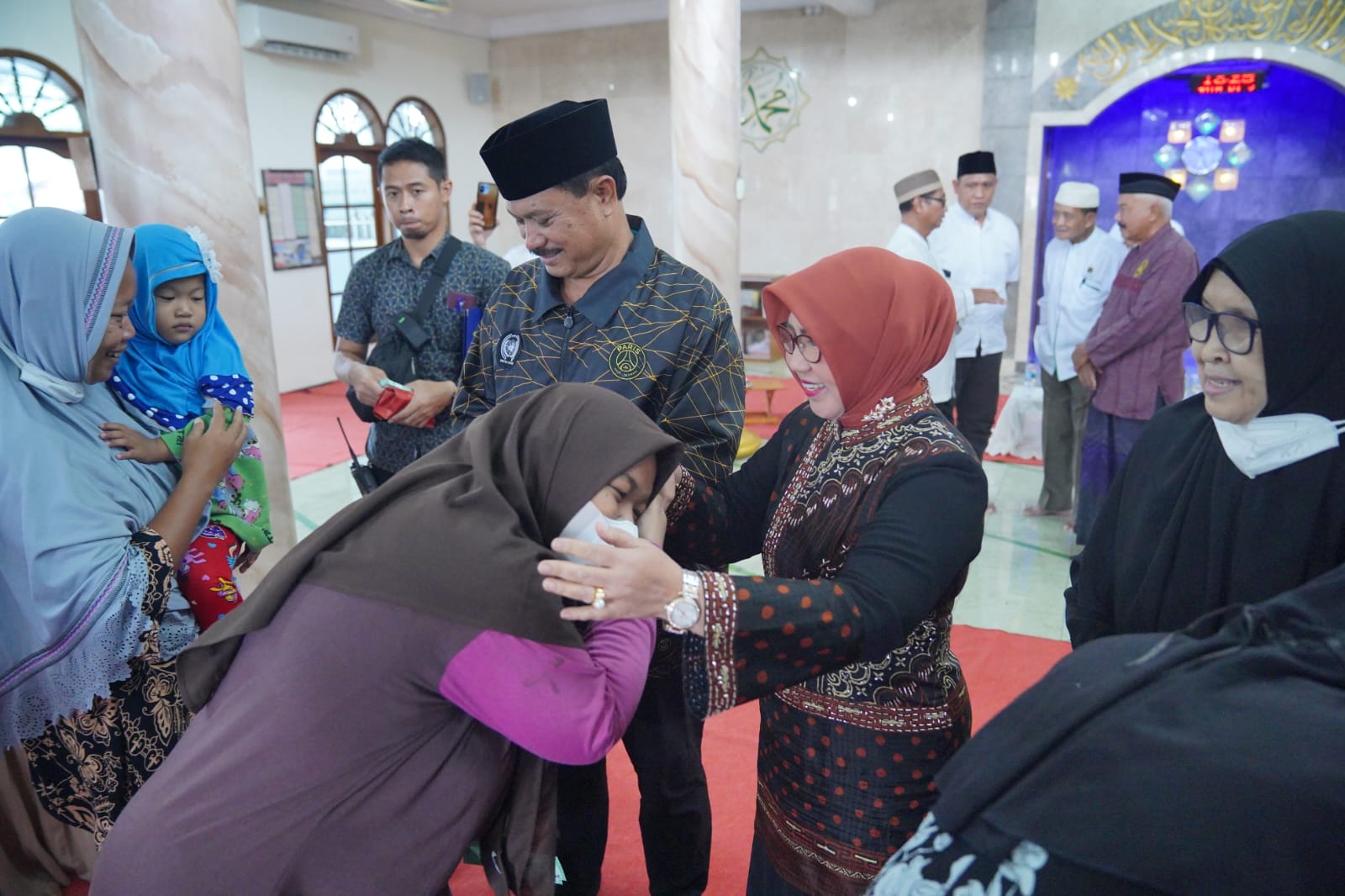 Foto 9 dari 10: Wali Kota Salurkan Tali Asih hingga Tawarkan Mabour untuk Ibu-Ibu Pengajian