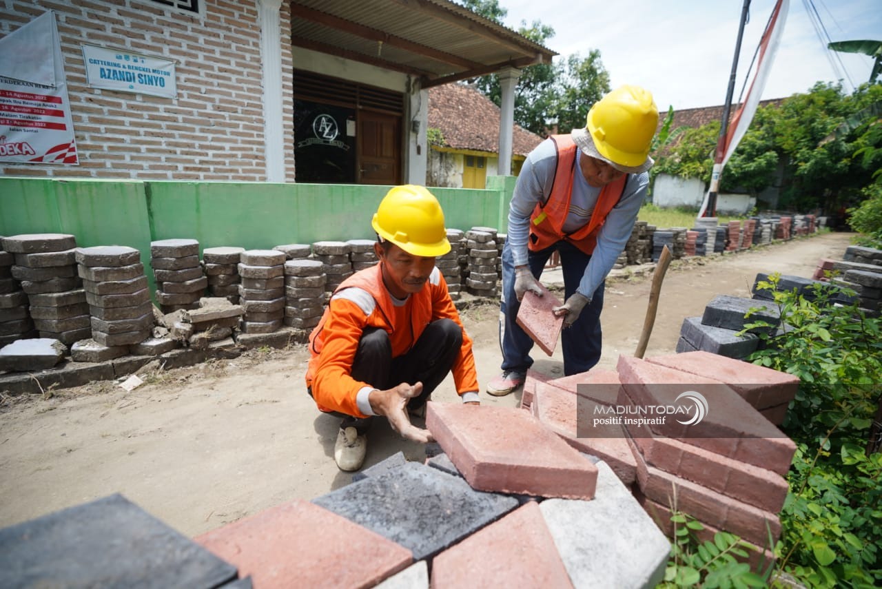 Foto 2 dari 6: Ada Enam Titik Pavingisasi di Kelurahan Pangongangan, Pengerjaan Dua di Antaranya Sudah 30 Persen
