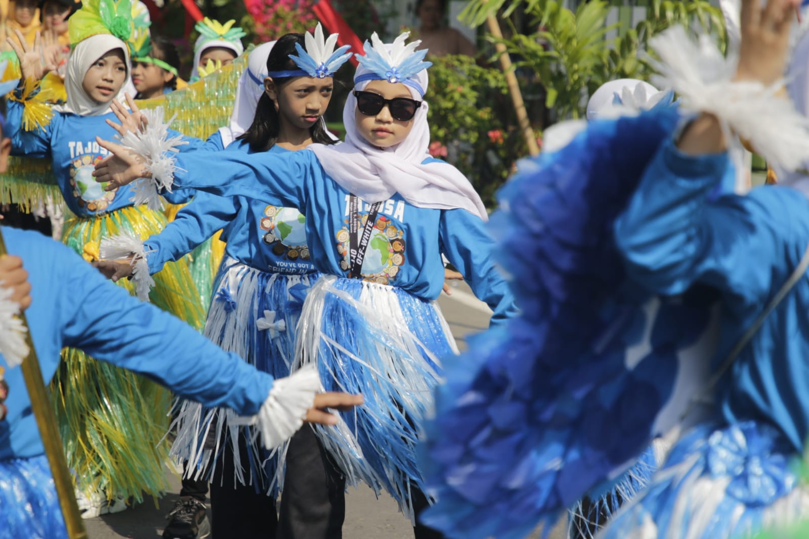 Foto 6 dari 14: Kreasi Plastik Bekas Jadi Baju Berkelas