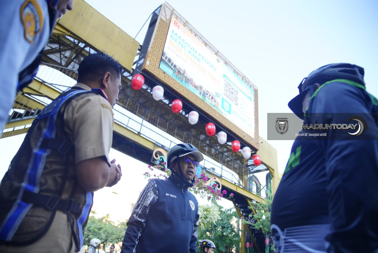 Foto 1 dari 4: Jembatan Penyeberangan Orang Depan Plaza Lawu Bakal Dilepas, Pedestrian Sisi Barat Juga Dilebarkan