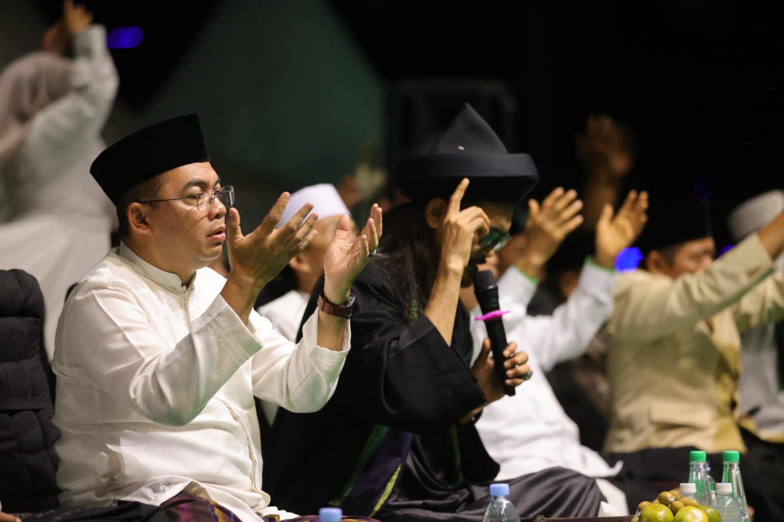 Foto 6 dari 9: Madiun Bersholawat Peringatan Hari Santri, Pj Wali Kota Ajak Masyarakat Teladani Ajaran Ulama dan Kiai
