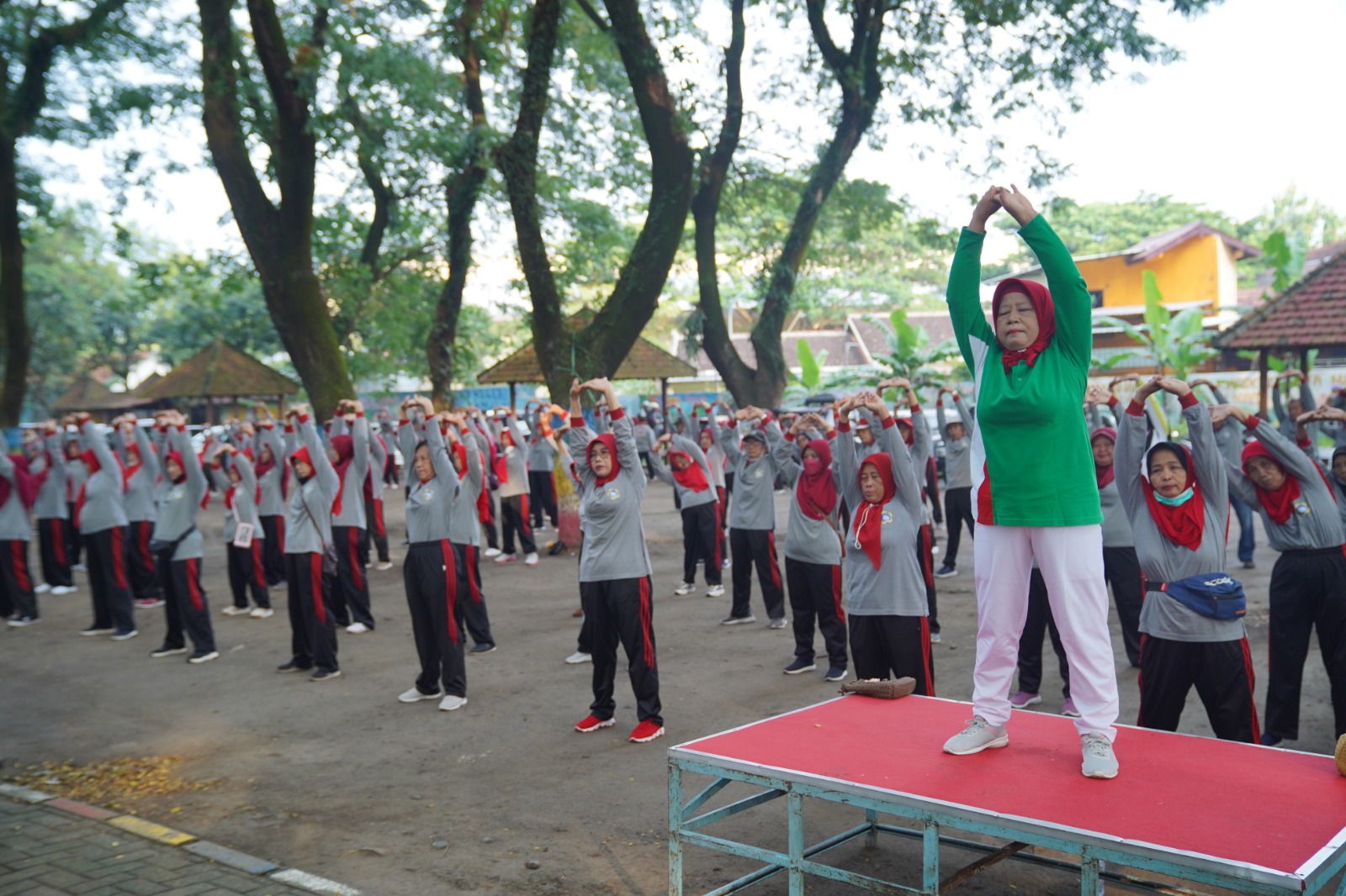 Foto 3 dari 10: Gelar Senam Lansia, Wali Kota Sosialisasikan Program Laptop Gratis