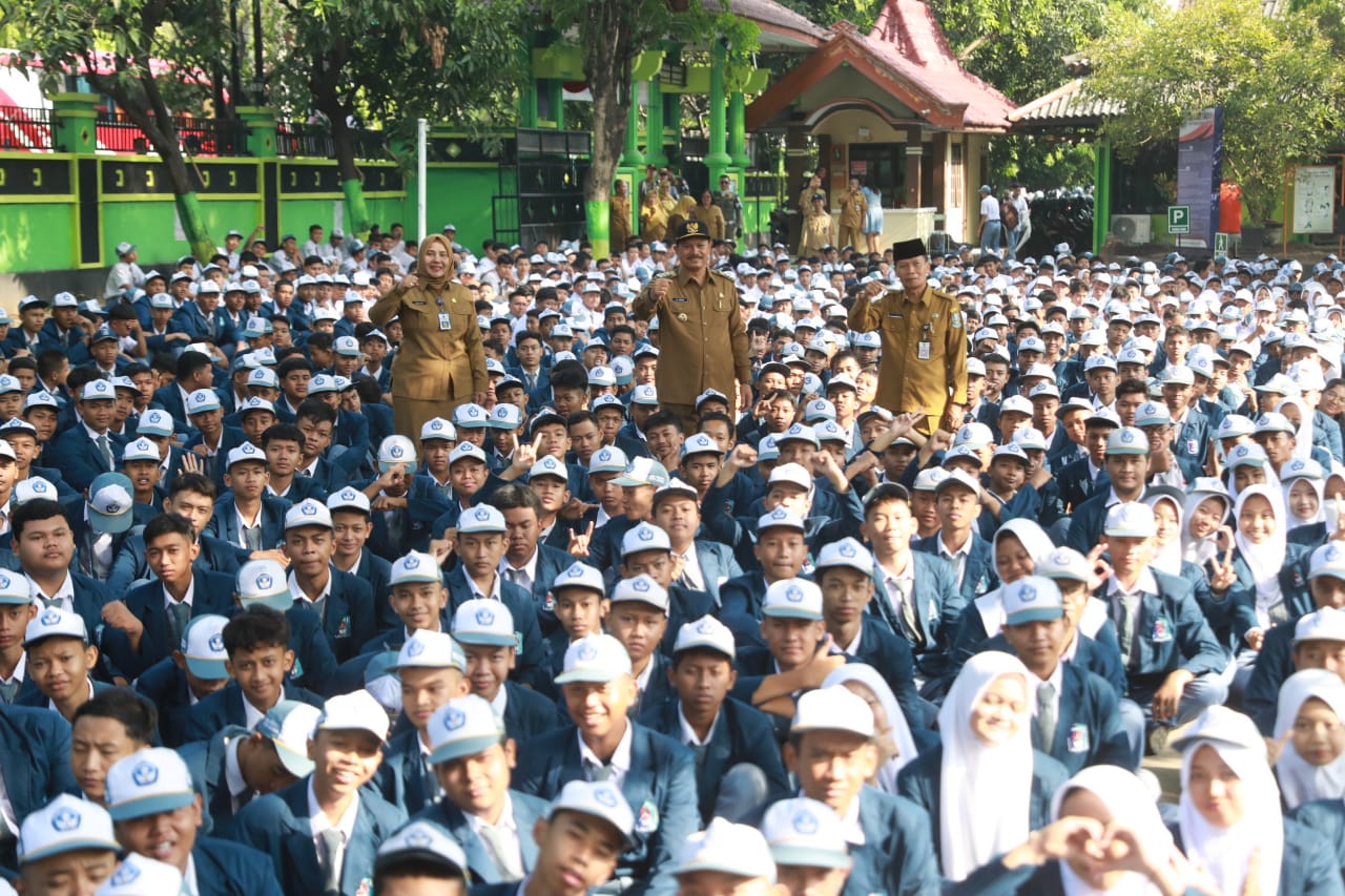 Foto 7 dari 13: Jadi Pembina Upacara Di SMKN 1, Wali Kota Pesan Murid Patuhi Guru Agar Prestasi Terus Melaju