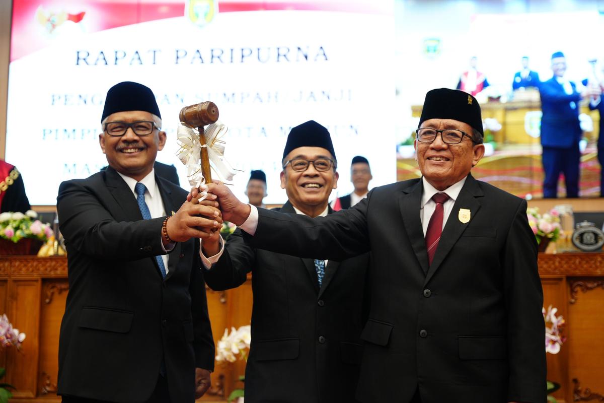 Foto 2 dari 8: Hadiri Pelantikan Unsur Pimpinan DPRD Kota Madiun, Pj Wali Kota: Setelah Ini Langsung Tancap Gas