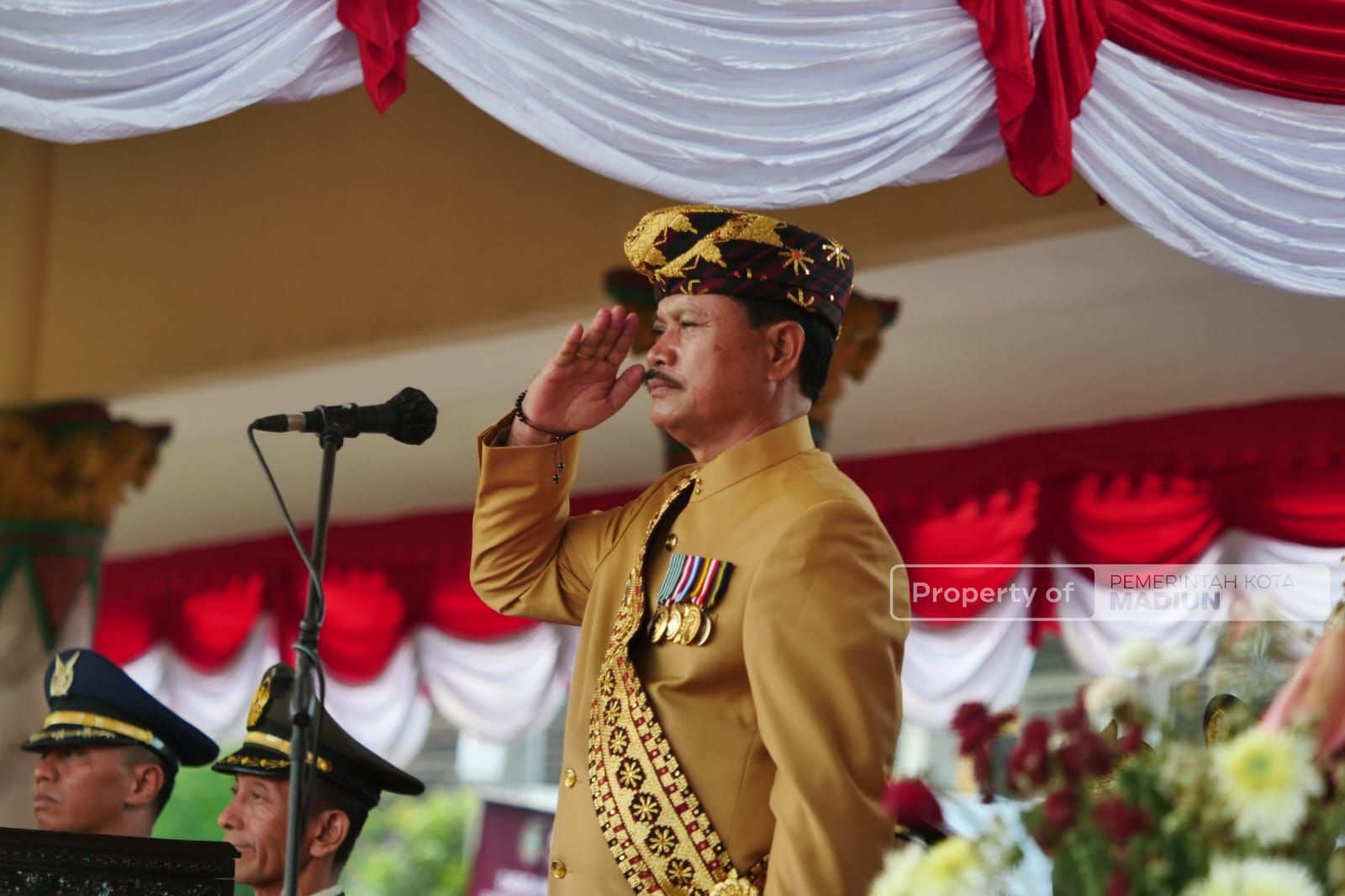 Foto 1 dari 9: Upacara Penurunan Bendera Berlangsung Khidmat, Peserta Kenakan Pakaian Adat