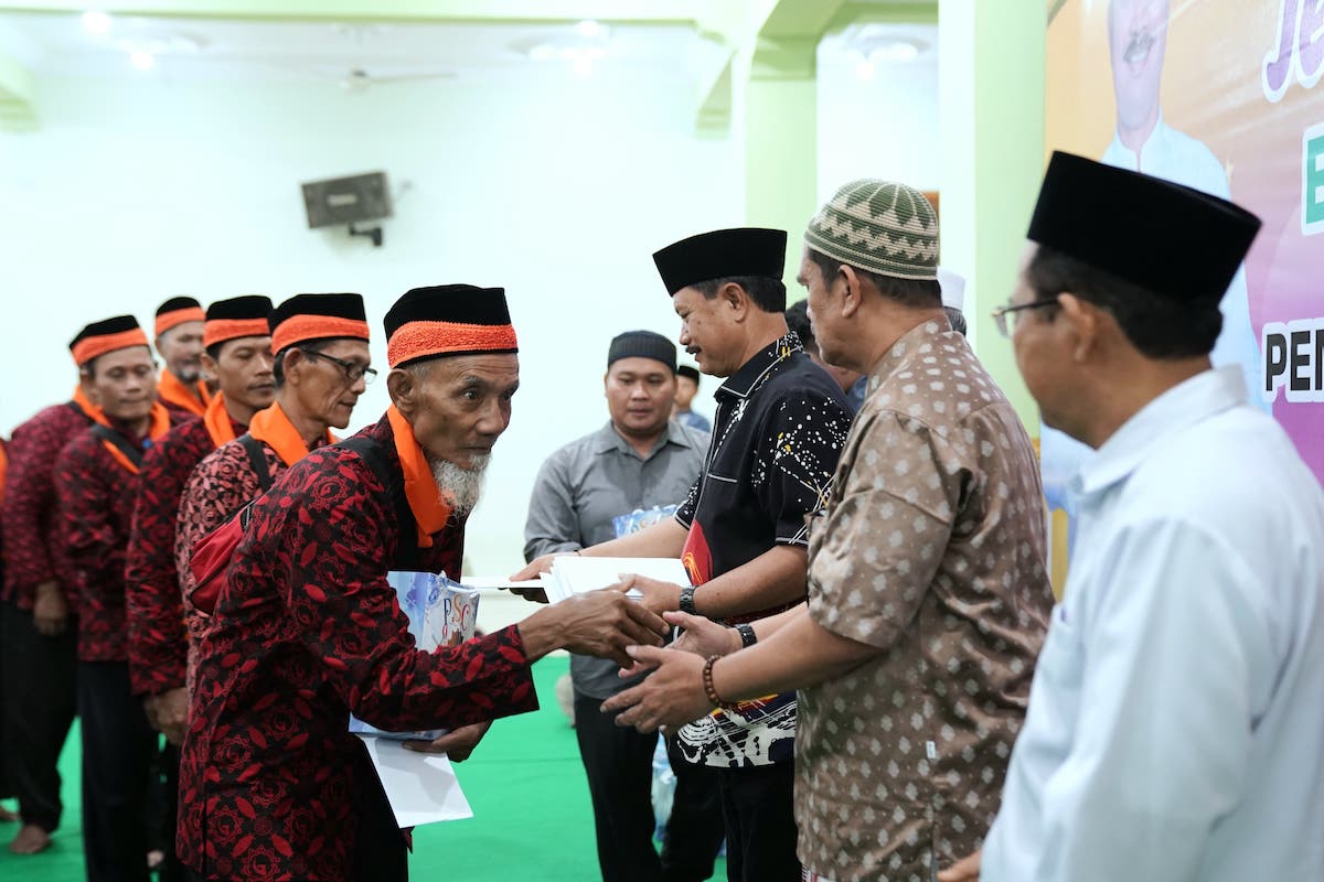 Foto 6 dari 9: Berangkatkan Marbot dan Imam Masjid Ibadah Umrah, Wali Kota Harap Jadi Sarana Peningkatan Keimanan Jamaah
