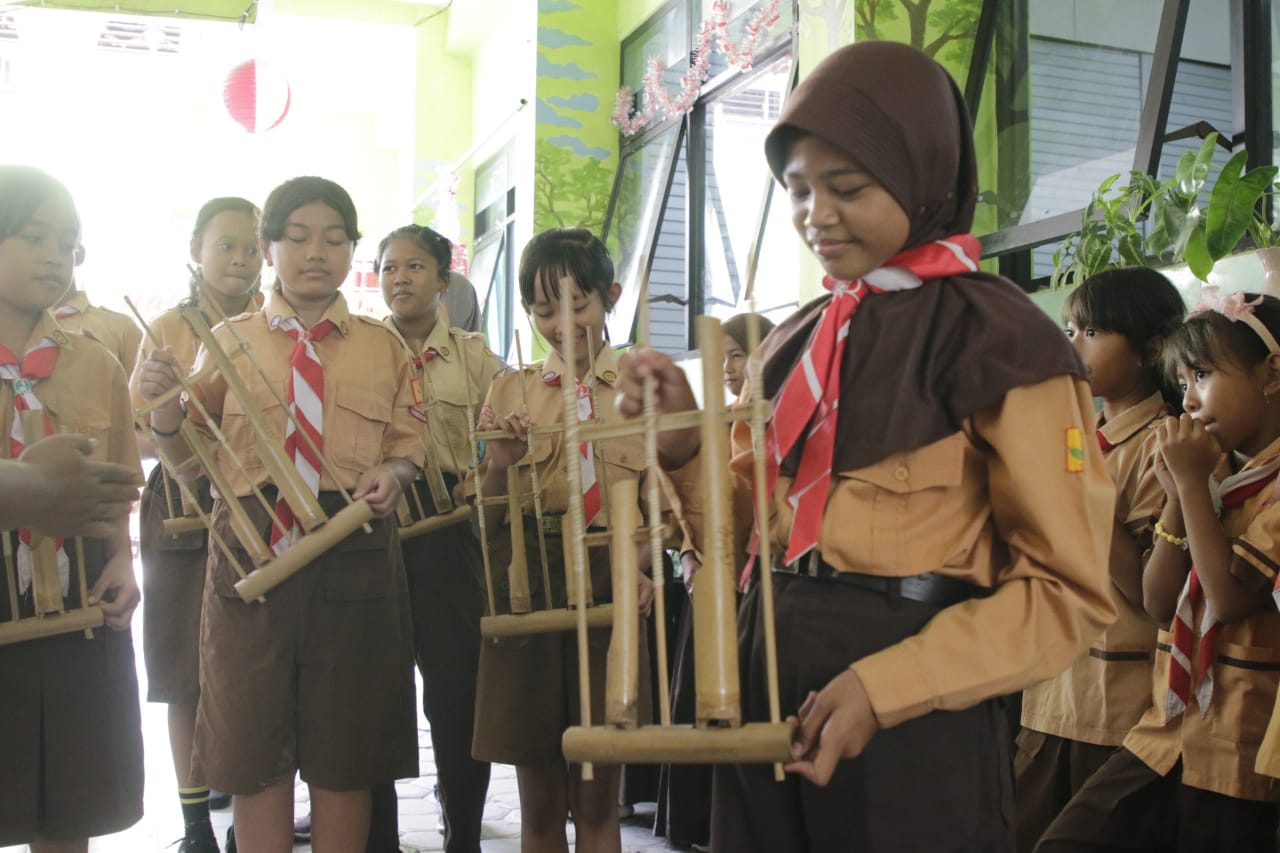Foto 5 dari 10: Lestarikan Warisan Leluhur, SDN Nalosa Ajak Siswa Peringati Hari Angklung Sedunia