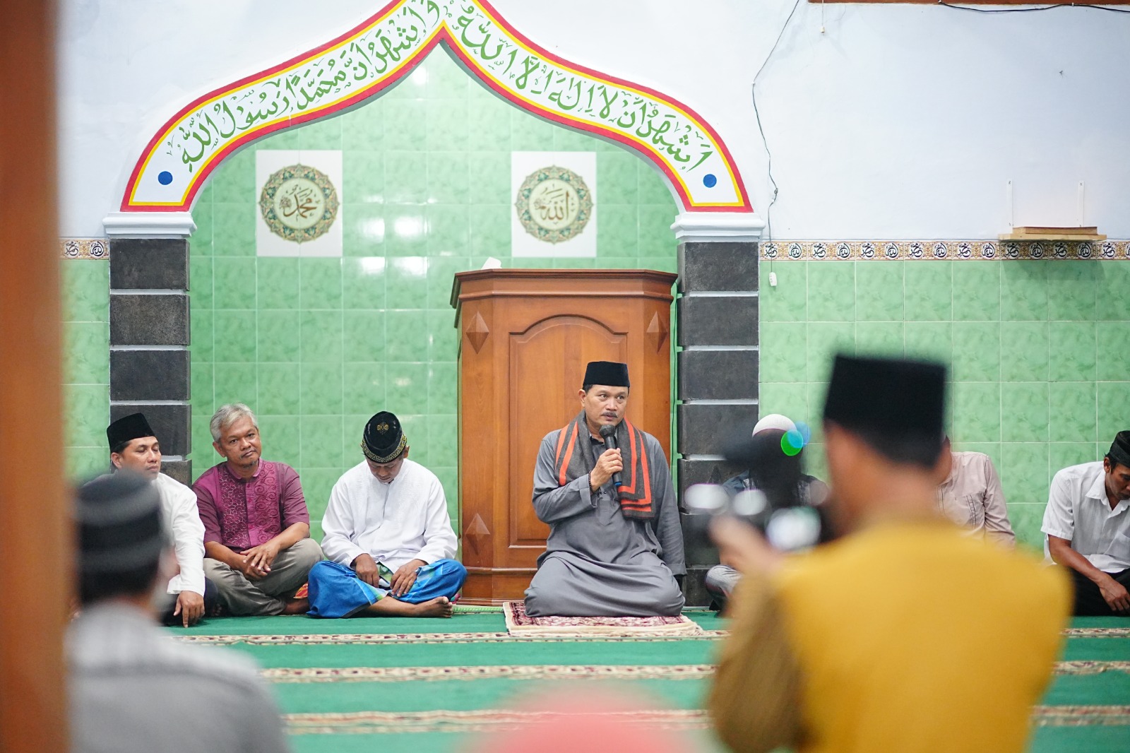 Foto 9 dari 10: Lewat Shalat Isya Berjamaah, Wali Kota Ajak Warga Dukung Pembangunan Kota