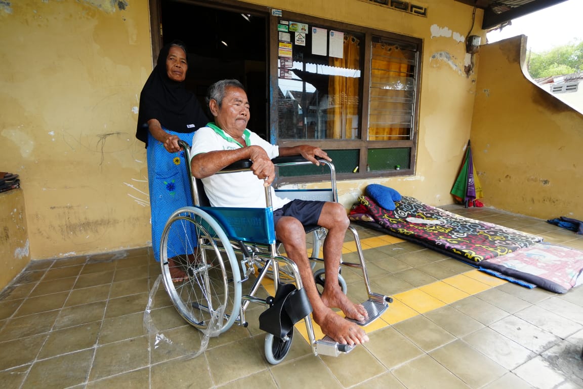 Foto 3 dari 7: Tiga Tahun Ngebrok, Miasih Senang Ibunya Dapat Bantuan Kursi Roda Dari Wali Kota