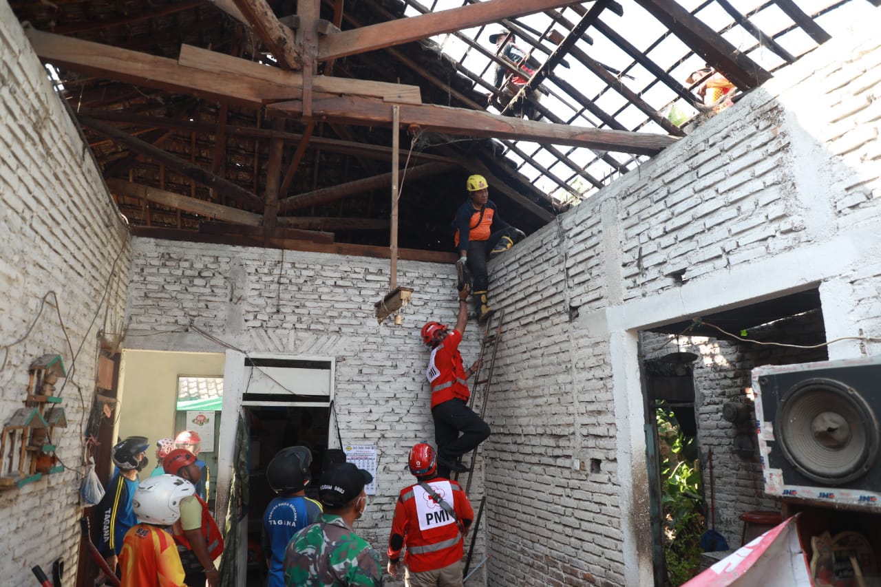 Foto 3 dari 10: Puluhan Petugas Gabungan Dikerahkan, Evakuasi Rumah Roboh Jalan Walet