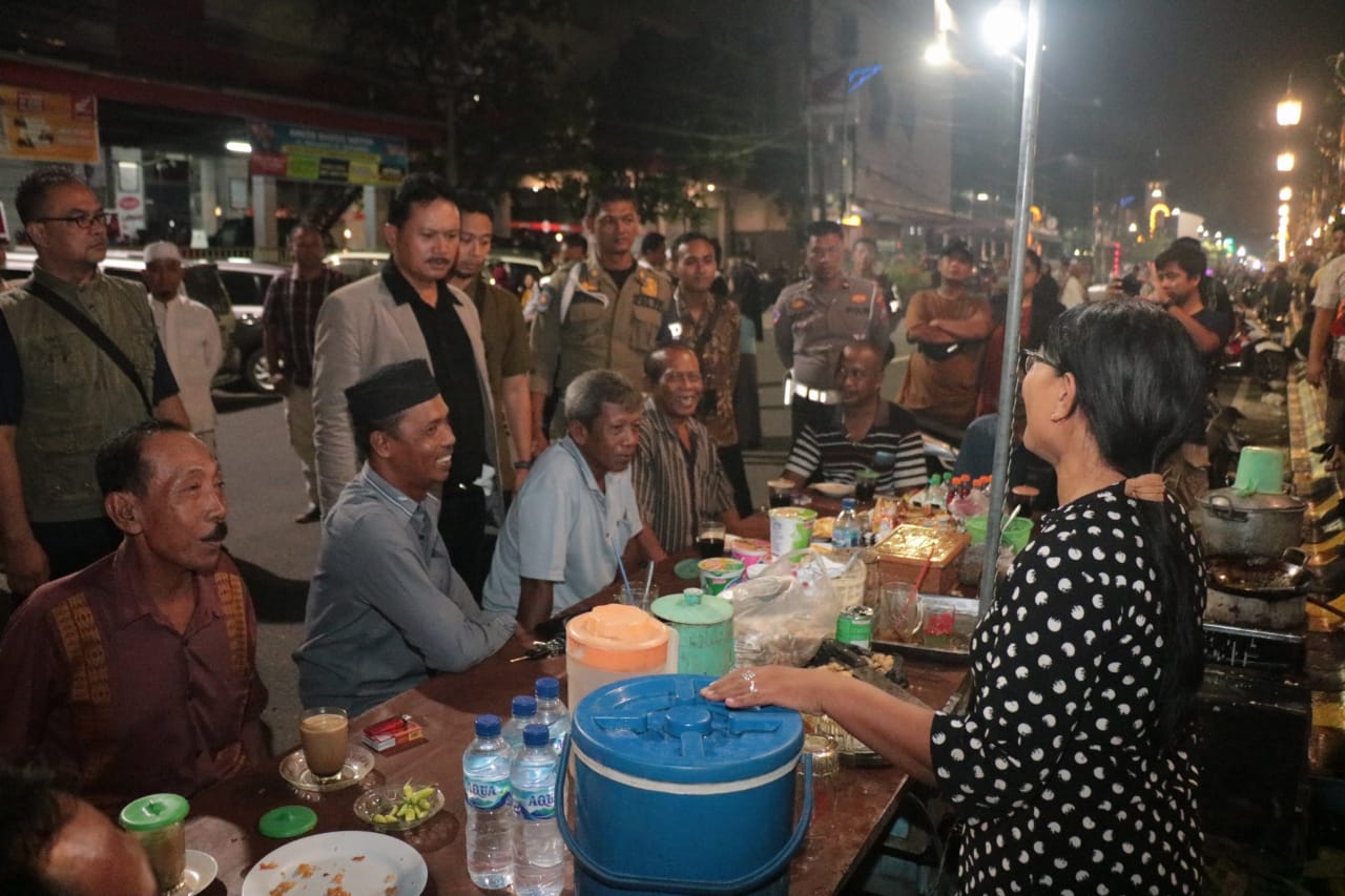 Foto 7 dari 16: Tak Hanya Beri Hiburan, Wali Kota Juga Salurkan Bantuan dan Borong Jajan untuk Dibagikan Saat Pagelaran Wayang
