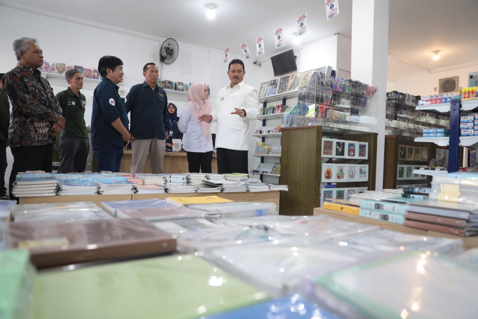 Foto 10 dari 13: New Book Store Hadir di Kota Pendekar, Wali Kota: Ini Semakin Melengkapi Sarana di Kota Madiun