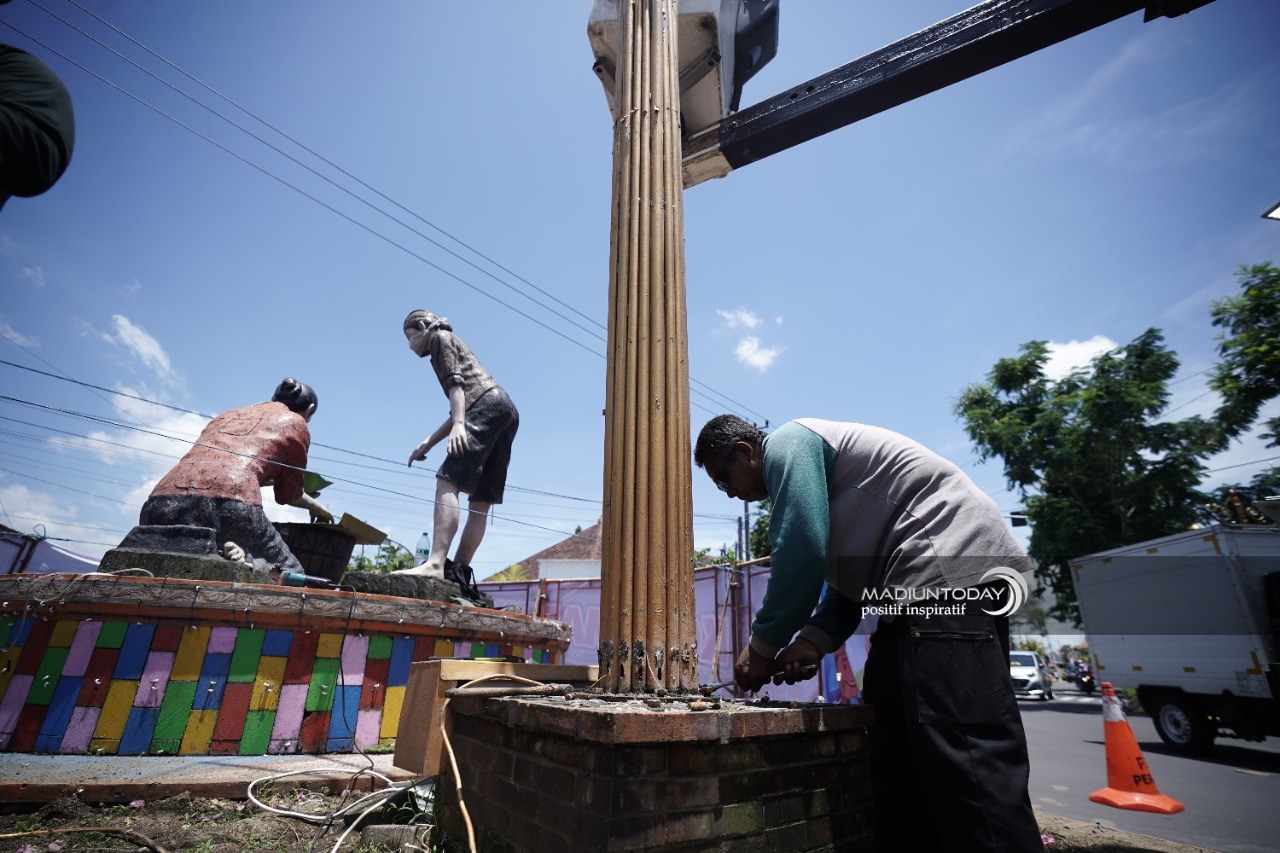 Foto 3 dari 7: Patung Pecel PSC Bersolek, Pemkot Ubah Bagian Planter dan Aksesoris Pendukungnya