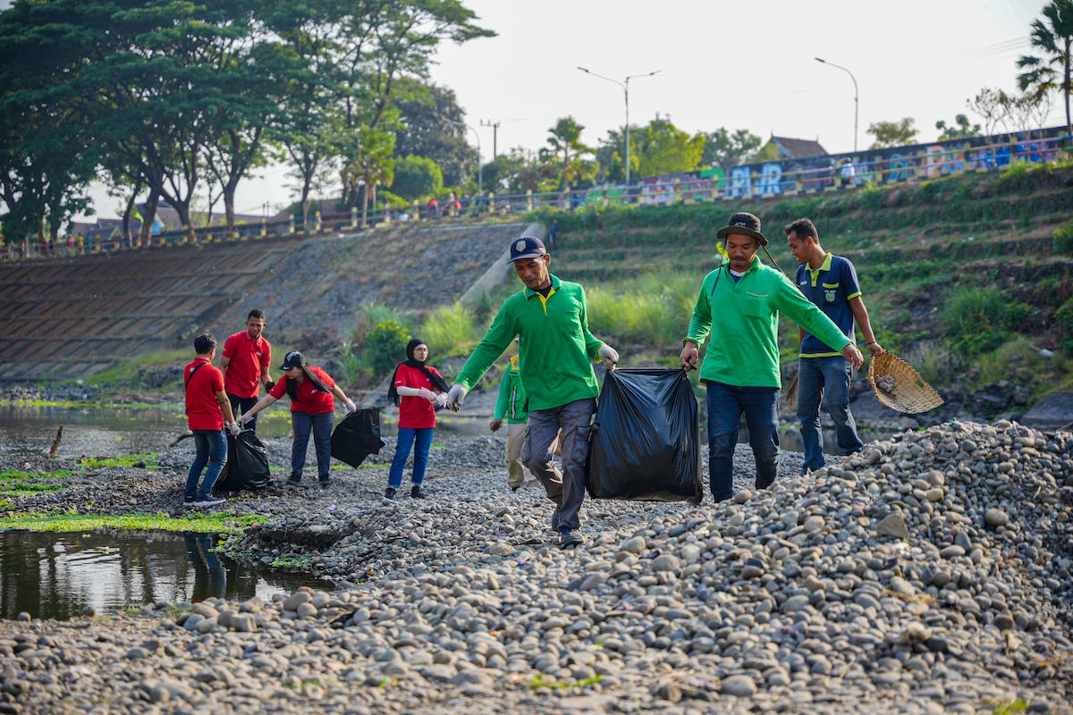 Foto 7 dari 9: Peduli Lingkungan Sekaligus Peringati World Clean Up Day, Ace Hardware Gelar Bersih-Bersih Kali Bantaran