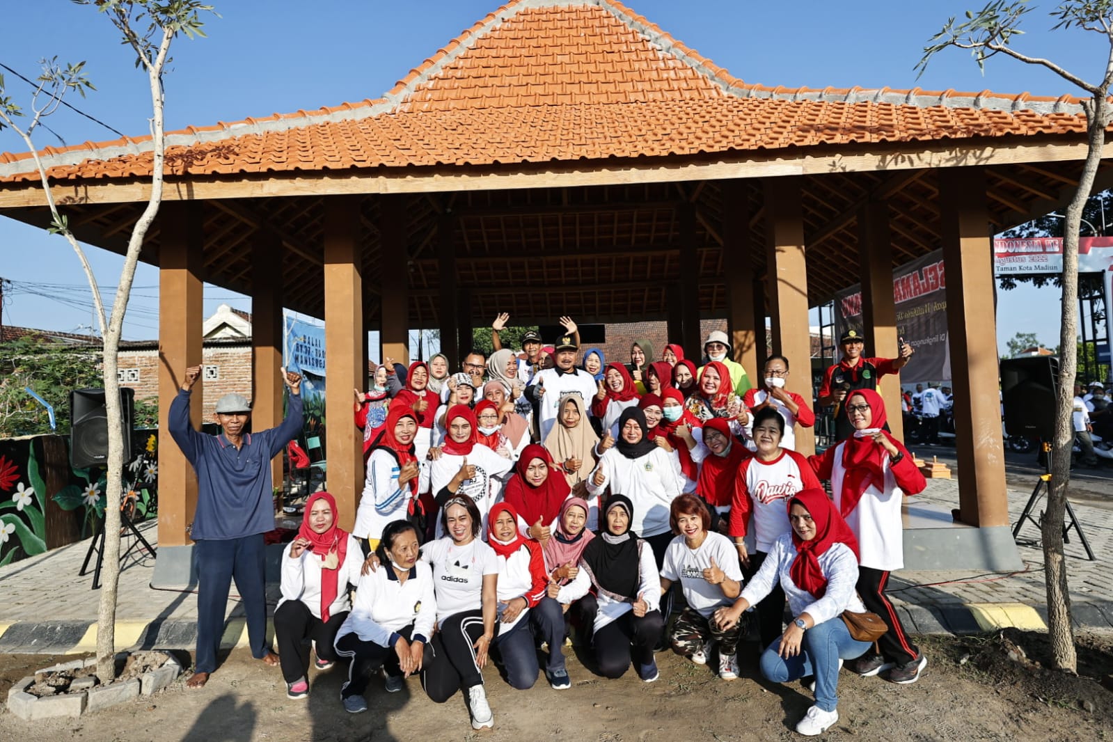 Foto 10 dari 10: Gencarkan Upaya Tekan Inflasi, Wali Kota Bagi Bibit Tanaman Ke Sekolah Hingga Bagi Minyak Kepada Lansia
