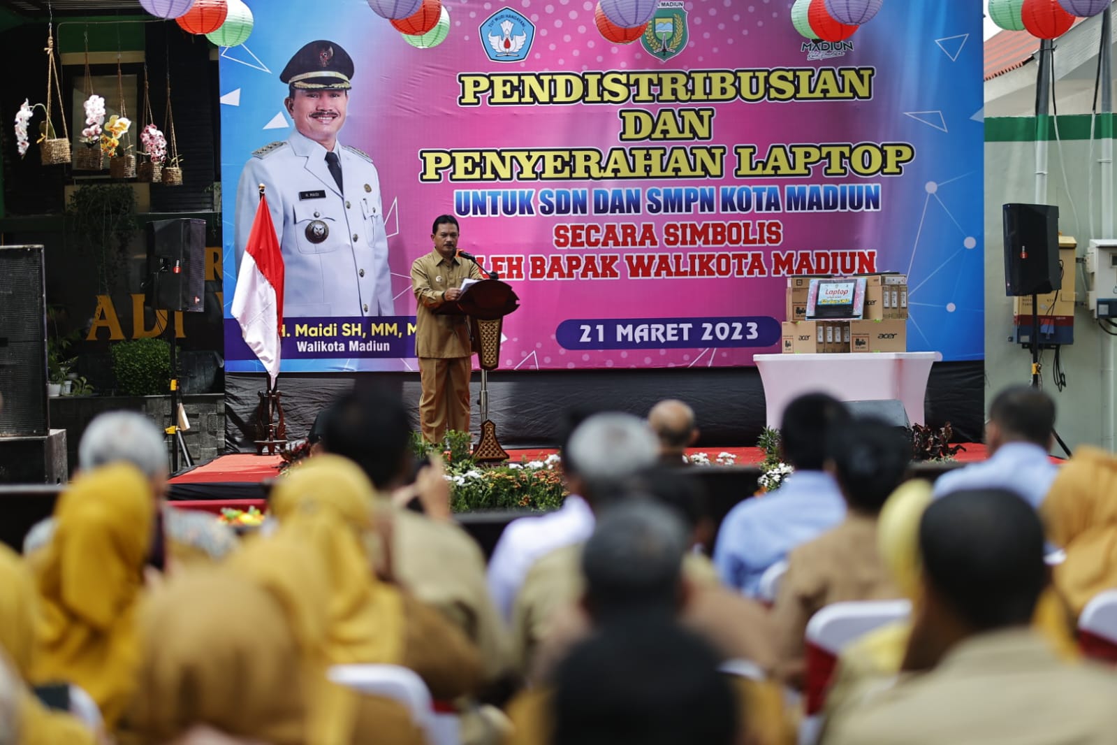 Foto 5 dari 9: Laptop Gratis Dibagikan Kepada Siswa, Wali Kota Harap Peningkatan SDM Berkualitas Di Kota Pendekar