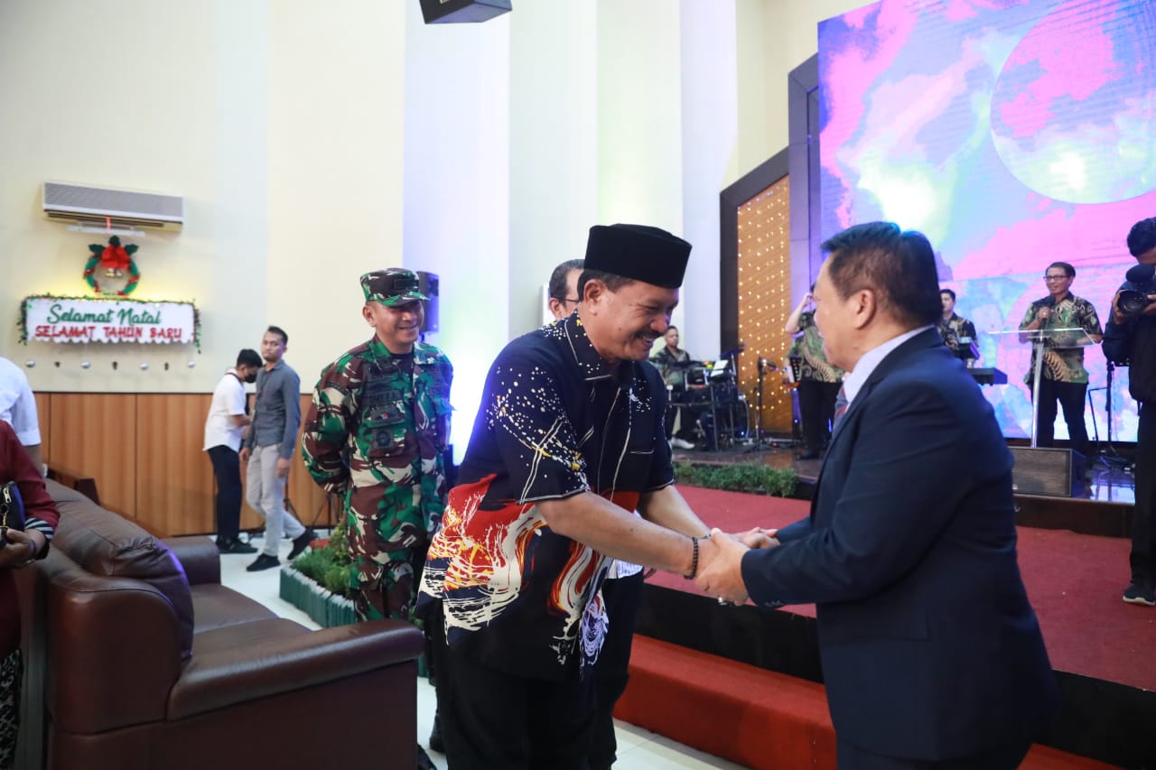 Foto 17 dari 21: Hadiri Misa Perayaan Natal, Wali Kota Dr. Maidi Harap Kebahagiaan dan Kesejahteraan Dirasakan Semua