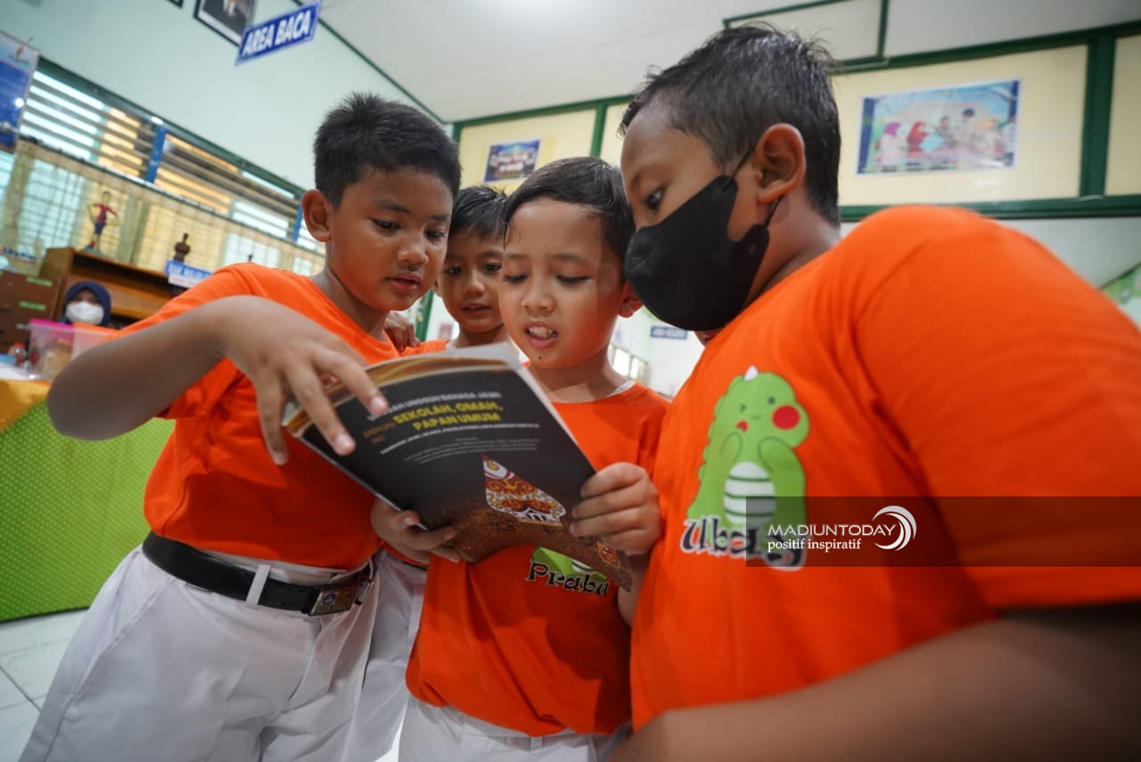 Ajak Anak Lestarikan Kearifan Lokal, SDN 01 Kartoharjo Luncurkan Buku Bahasa dan Sopan Santun Bahasa Jawa
