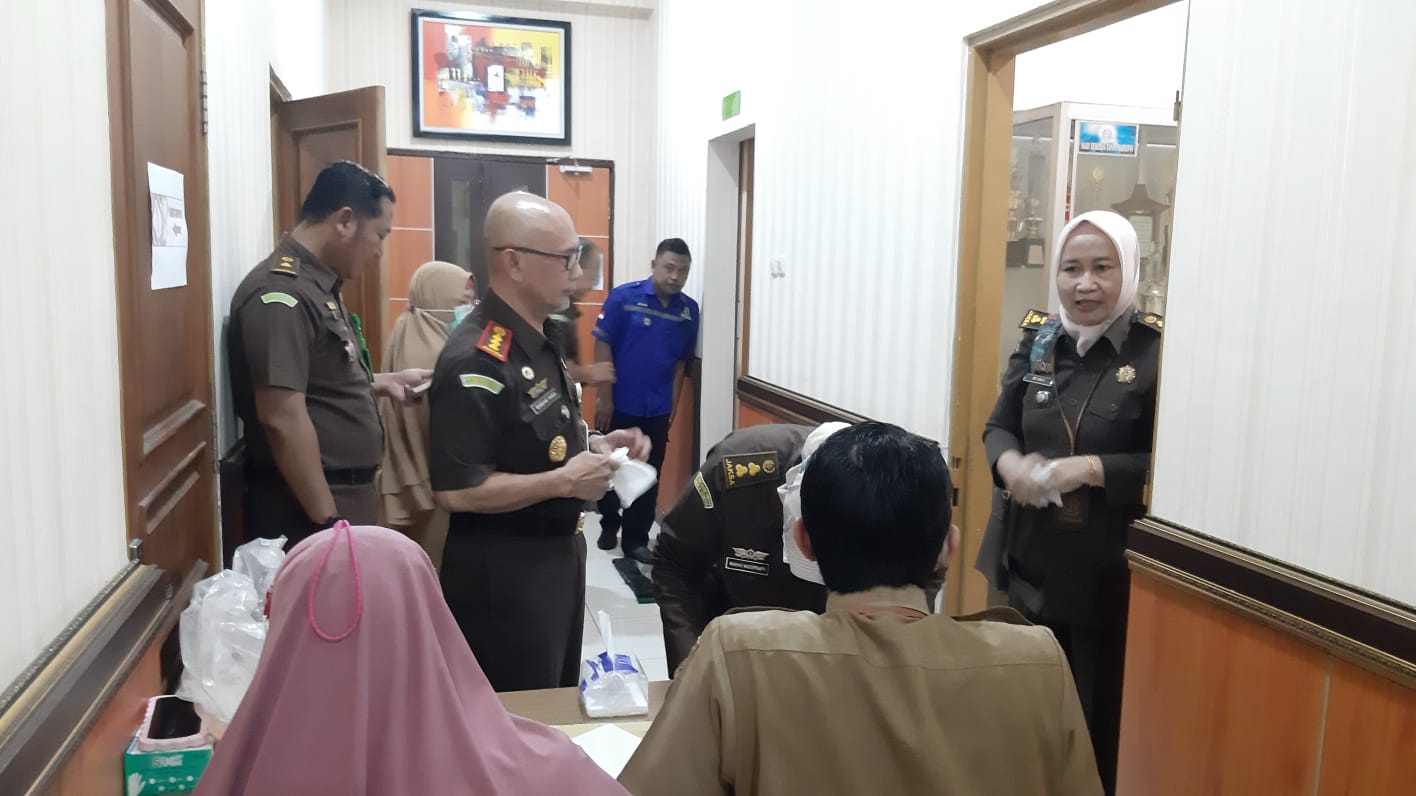 Foto 3 dari 3: Antisipasi Penyalahgunaan Narkoba, Kejari Kota Madiun Gelar Test Urine Bagi Pegawai