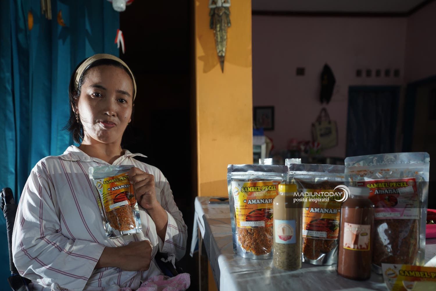 Foto utama berita: Cerita Pipit Dwi Candrasari, Tetap Semangat Produksi Sambel Pecel Meski Dari Atas Kursi Roda