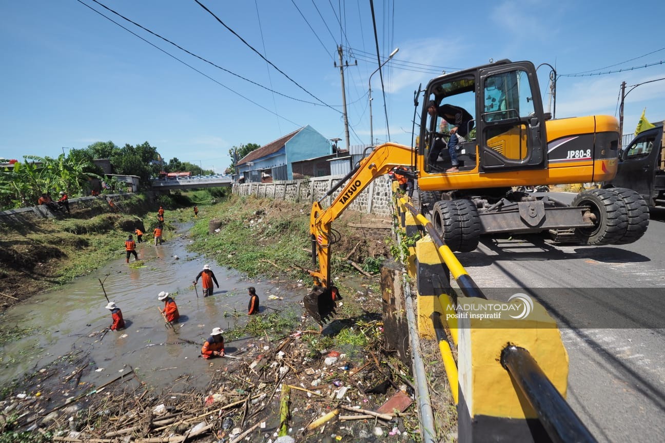 Foto 8 dari 8: Antisipasi Musim Penghujan, BPBD Bersih-Bersih Kali Piring