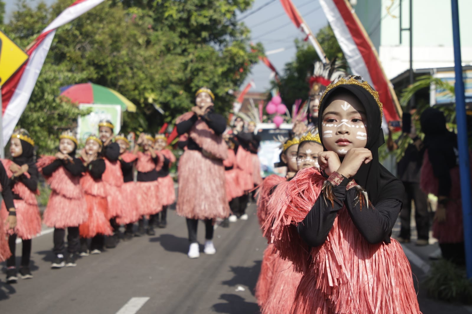Foto 3 dari 14: Kreasi Plastik Bekas Jadi Baju Berkelas
