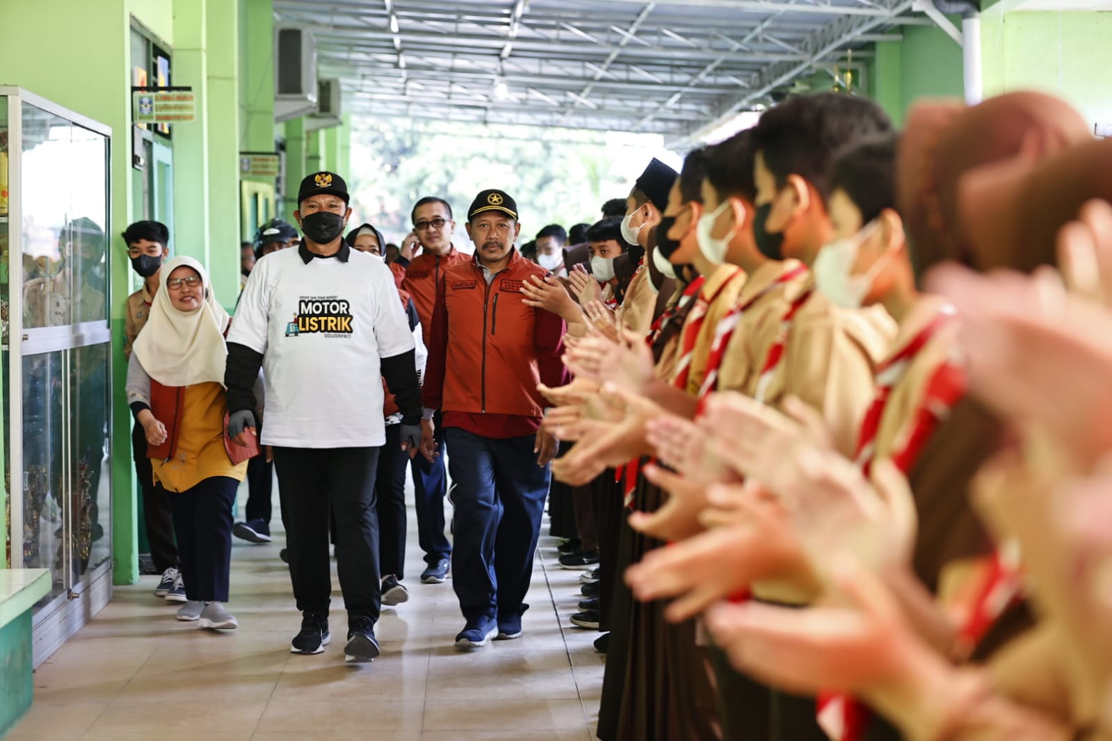 Foto 7 dari 10: Gencarkan Upaya Tekan Inflasi, Wali Kota Bagi Bibit Tanaman Ke Sekolah Hingga Bagi Minyak Kepada Lansia
