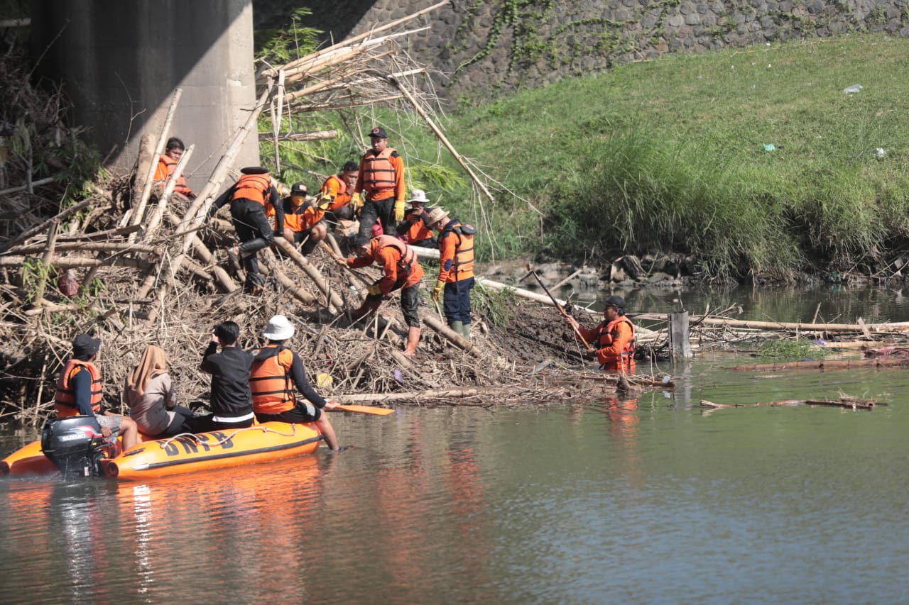 Foto 2 dari 3: Bawah Jembatan Banyak Bambrongan Bambu, BPBD Gerak Cepat Lakukan Pembersihan