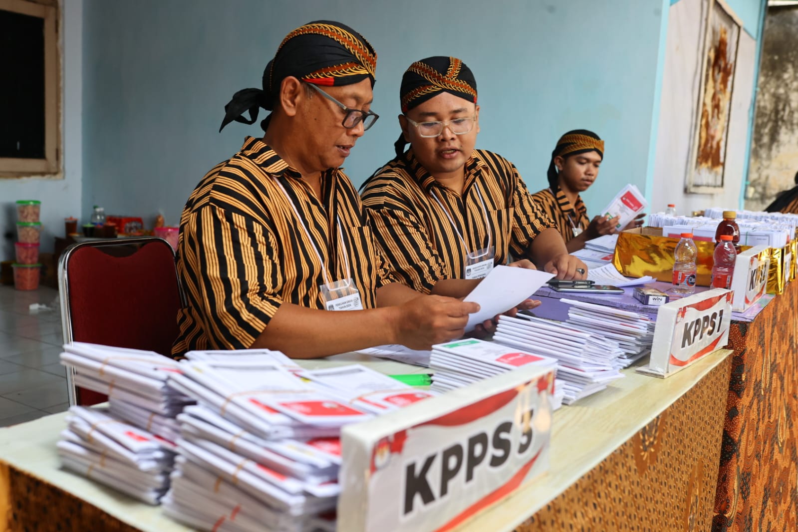 Foto 3 dari 6: Uniknya TPS Bernuansa Tempo Dulu, Serasa Bernostalgia di Masa Lalu