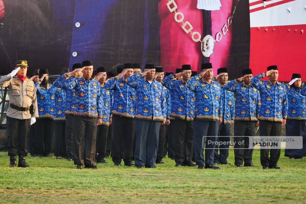 Foto 8 dari 9: Upacara Penurunan Bendera Berlangsung Khidmat, Peserta Kenakan Pakaian Adat