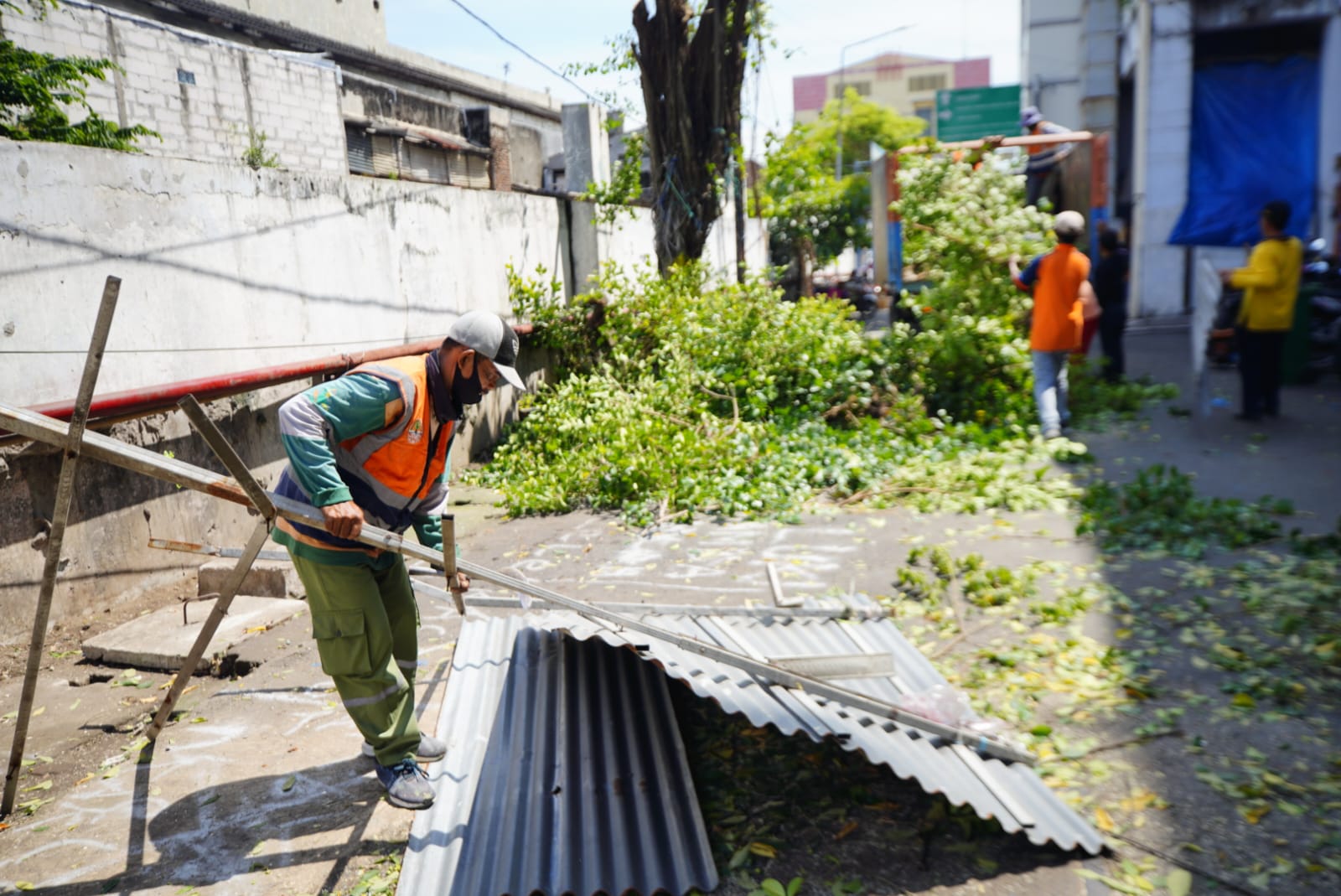 Foto 7 dari 7: Tingkatkan Kenyamanan Pengunjung, Wali Kota Gelar Kerja Bakti Di Pasar Besar