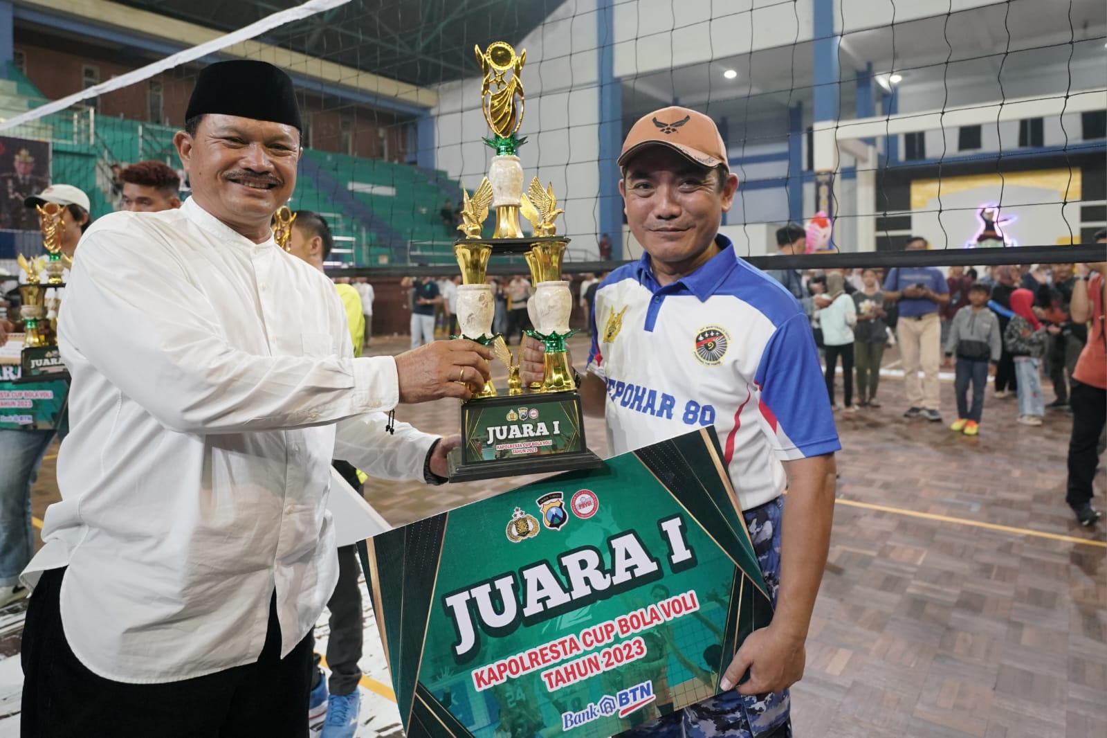 Foto 4 dari 9: Tutup Tournament Volleyball Kapolres Madiun Kota Cup, Wali Kota Beri Apresiasi