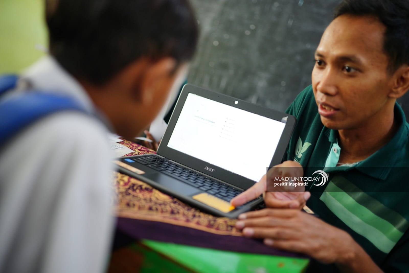 Foto 2 dari 4: Sekolah Mulai Distribusikan Laptop Gratis Untuk Siswa