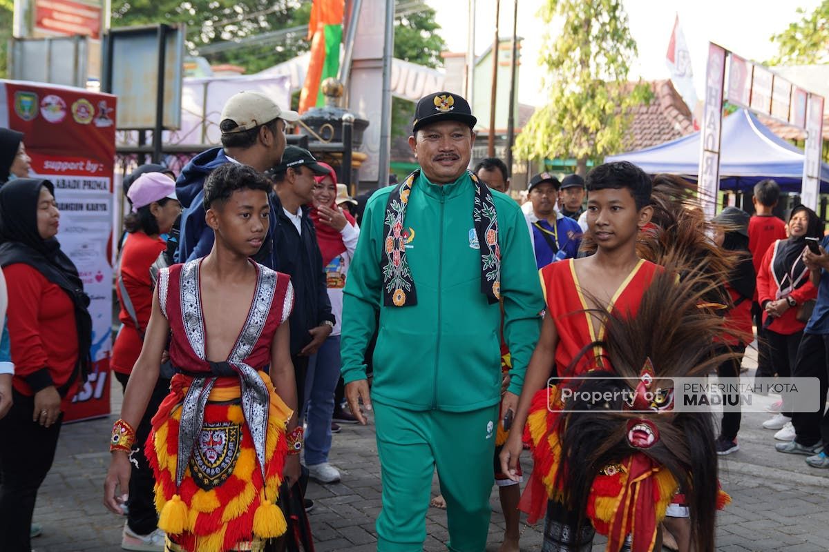 Foto 1 dari 9: Wali Kota Berangkatkan Jalan Sehat Warga Nambangan Kidul