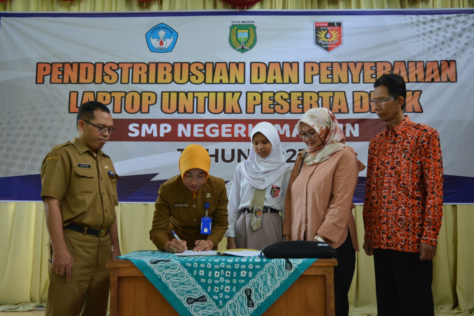 Foto 3 dari 6: 5.508 Unit Laptop Mulai Didistribusikan Untuk Siswa SMP