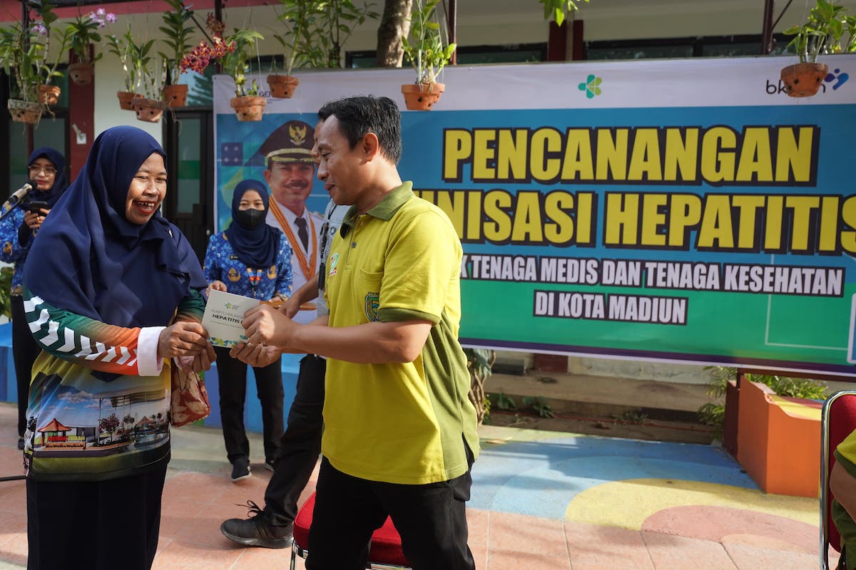 Foto 5 dari 9: Pemkot Gelar Pencanangan Imunisasi Hepatitis B Bagi Tenaga Medis dan Nakes